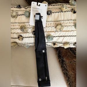 Lululemon L/XL black Camo Fast and Run run belt
